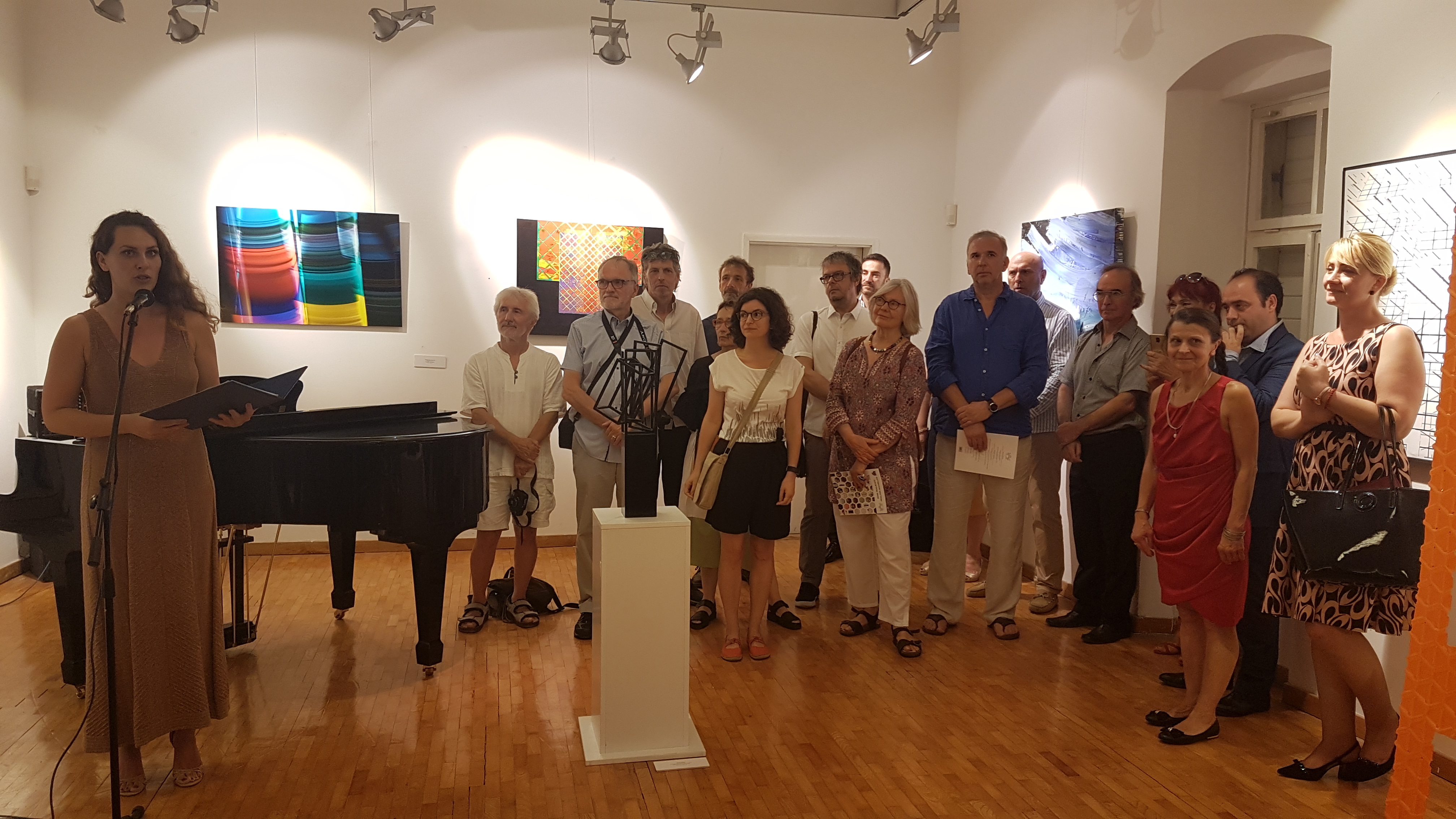 moderator itana lalovic na otvaranju izlozbe nova realnost 2019 budva